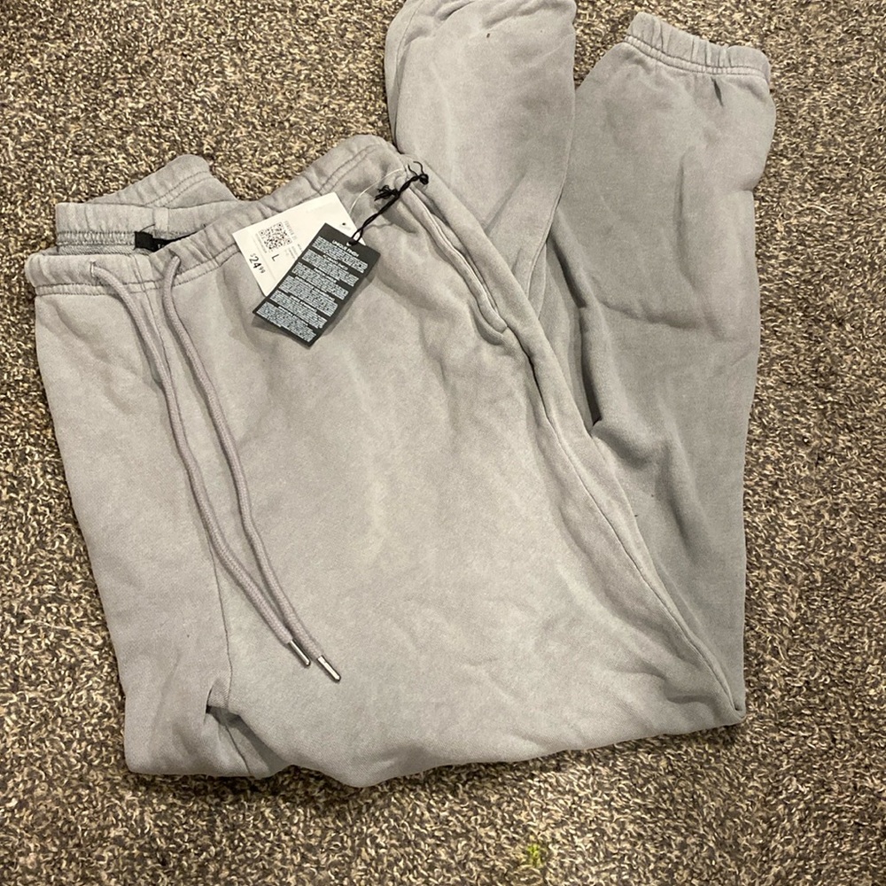 Forever 21 brand new sweat pants w/tags, never worn, never washed. Tag included.